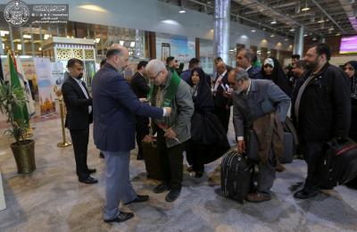 قسم  العلاقات العامة في العتبة العلوية يبادر الى توزيع البوسترات والأوشحة والورود على دوائر الدولة والمسافرين الوافدين لإحياء الولادة العطرة لأمير المؤمنين (ع)