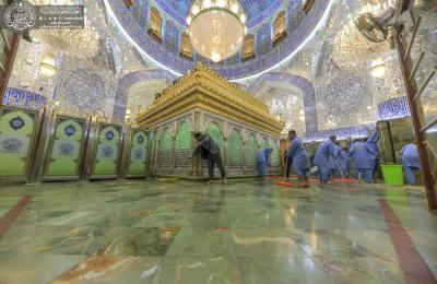 بالصور .. مراسم غسل أروقة الضريح الطاهر للمولى أمير المؤمنين (ع) بمشاركة نائب الأمين العام للعتبة العلوية المقدسة