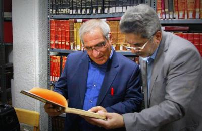 خبراء بالوثائق والخط الإسلامي يطلعون على المصادر التراثية في مكتبة الروضة الحيدرية
