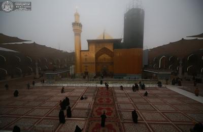 تقرير مصور .. الضباب الكثيف يحيط بأرجاء مرقد أمير المؤمنين (عليه السلام)