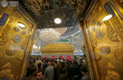 ( من جوار أبي الحسن عليه السلام ) أنفاس الصباح مع حركة الزائرين كما وثقتها كامرة إعلام العتبة العلوية المقدسة