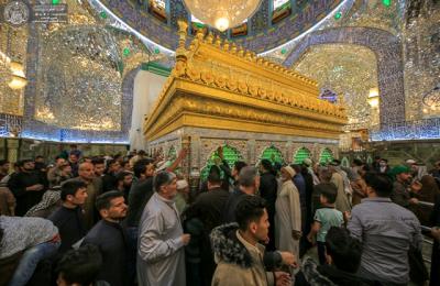 المؤمنون يبتهلون إلى الباري عز وجل من الحرم الطاهر لأمير المؤمنين ( عليه السلام ) لحفظ العراق وأهله (صور)