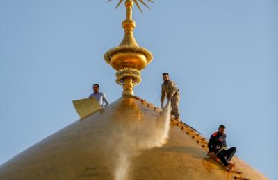 المباشرة بغسل القبة الشريفة لمرقد أمير المؤمنين(عليه السلام) استعدادا لشهر رمضان الكريم – صور -