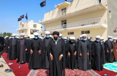 الحوزة العلمية في النجف الأشرف تقيم صلاة الظهرين جماعة على طريق (ياحسين) بمشاركة جموع السائرين نحو كربلاء المقدسة