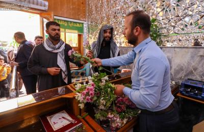 الهدايا والنذور في العتبة العلوية توزع الورود الطبيعية وبركات المولى أمير المؤمنين (ع) بمناسبة المبعث النبوي الشريف