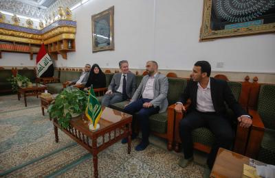 السفير الهولندي في العراق يتشرف بزيارته مرقد أمير المؤمنين(عليه السلام) 