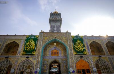 نشر معالم الزينة واللافتات الخضراء في أرجاء الصحن الحيدري الشريف ضمن الاستعدادات الجارية للاحتفال بولادة أمير المؤمنين (عليه السلام)  