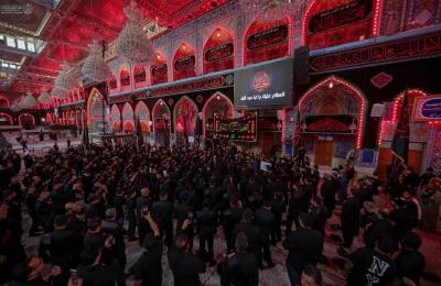 موكب خدَّام أمير المؤمنين (ع) يقدِّم العزاء في صحن الإمام الحسين (ع) في ذكرى دفن الأجساد الطاهرة لشهداء الطف