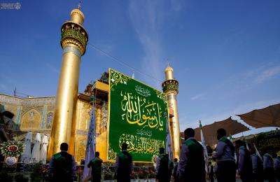 خَدم العتبة العلوية المقدسة يحيون المولد النبوي الشريف خلال مراسم الزيارة الصباحية في الصحن العلوي المطهر  