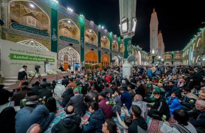 احتفاءً بليلة مولد أمير المؤمنين (ع) .. العتبة العلويّة المقدّسة تقيم محفلًا إنشاديًّا شعبيًّا للزائرين في الصحن المطهَّر 