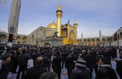 خدَم الحرم العلويّ الطاهر يقدّمون آياتِ العزاء لأمير المؤمنين (ع) بذكرى شهادة الإمام الكاظم (ع)  