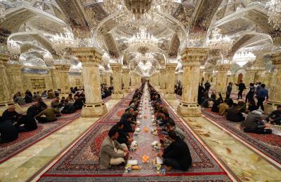 من بركات المولى أمير المؤمنين(ع) .. مأدبة إفطار جماعية لآلاف الصائمين في صحن السيدة فاطمة (ع)