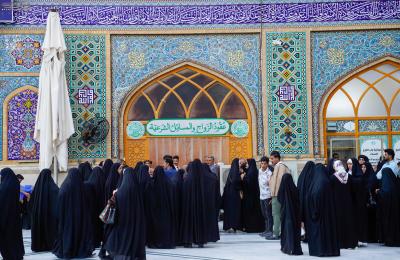 من مرقد أمير المؤمنين (ع) .. آلاف الأزواج يبدؤون حياتهم في كنف البركة والطمأنينة من داخل العراق وخارجه 
