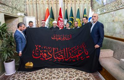 العتبة العلوية المقدسة تتسلّم راية الحزن لبدء مراسم العزاء بذكرى استشهاد الإمام الصادق (عليه السلام)
