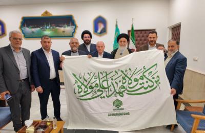 تمهيدًا لرفعها في يوم الغدير الأغر .. وصول  راية الغدير إلى مسجد جمكران في مدينة قم المقدسة
