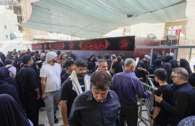 موكب بطل خيبر في العتبة العلويّة المقدّسة يُقدّم آلاف الوجبات من الطعام لزائري الأربعين