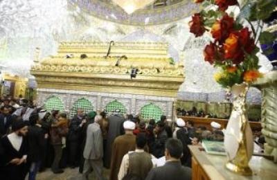 توافد الزائرين إلى مرقد سيد الأوصياء لأداء مراسيم الزيارة في ذكرى الولادة النبوية العطرة