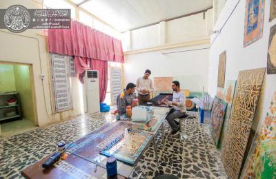 وحدة التلوين التابعة للعتبة العلوية المقدسة تنجز أعمالا متميزة في الرسم على الزجاج تزين بها الارجاء المحيطة بالحرم العلوي الطاهر