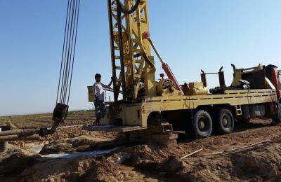 الكوادر الهندسية الزراعية المتخصصة في مزرعة فدك التابعة للعتبة العلوية المقدسة تنجز مشروع حفر آبار ارتوازية جديدة دعما للانتاج الزراعي في المزرعة