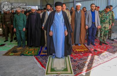 الأمين العام للعتبة العلوية المقدسة يؤم جمع من مقاتلي فرقة الإمام علي القتالية قبل توجههم إلى ساحات الوغى للدفاع عن الوطن والمقدسات