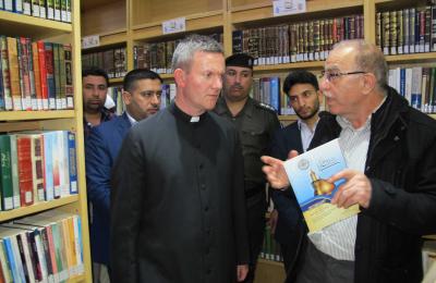 وفد كنيسة كانتر بري البريطانية : مكتبة الروضة الحيدرية " رائعة جدا "