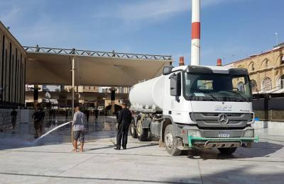 منتسبو العتبة العلوية المقدسة ينفذون حملة واسعة لتنظيف الأرجاء المحيطة بالعتبة المقدسة مع ختام مرام العزاء لليوم الثلاث عشر من محرم الحرام