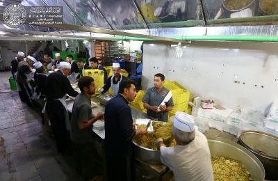 مضيف العتبة العلوية المقدسة ومراكز الإطعام الساندة تباشر بتوزيع أكثر من 200 ألف وجبة غذائية يومية لزائري الأربعين