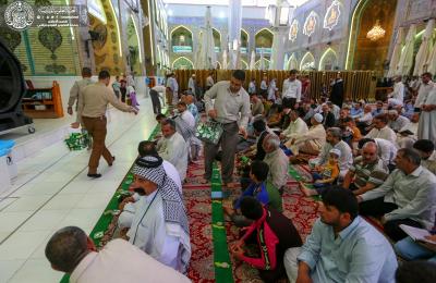 بالصور .. تواصل توزيع وجبات الإفطار اليومية للزائرين ببركة أمير المؤمنين (عليه السلام)