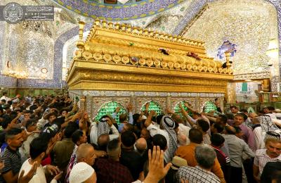 بالصور .. استمرار توافد جموع الزائرين الى مرقد أمير المؤمنين(ع) لأداء مراسم الزيارة في أيام عيد الأضحى المبارك