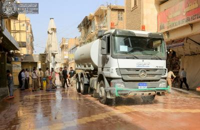 بالصور .. كوادر الشؤون الخدمية في العتبة العلوية تباشر بحملاتها الميدانية لغسل الشوارع الرئيسية للمدينة القديمة بعد مراسم عيد الأضحى المبارك