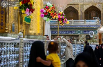 بالصور .. هيأة مواكب العتبة العلوية تباشر بنشر الورود واللافتات والأعلام الملونة ضمن الاستعدادات الجارية للاحتفال بعيد الغدير الأغر