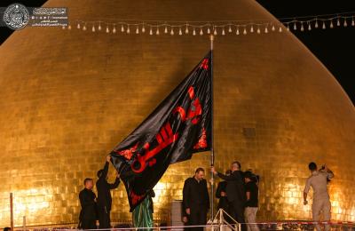 مرقد أمير المؤمنين(ع) يشهد مراسم رفع راية أبي عبد الله الحسين (ع) إيذاناً ببدء إحياء محرم الحرام 