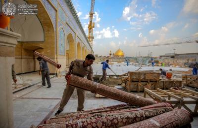 كوادر الشؤون الخدمية في العتبة العلوية تواصل تهيئة أرجاء جزء الزيارة والعبادة في صحن فاطمة (عليها السلام) لزائري الأربعين