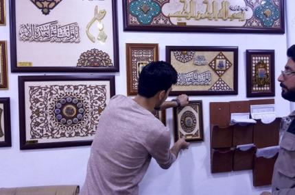 قسم المنقوشات في العتبة العلوية ينجز أكثر من  ( 5 ) آلاف لوحة فنية بتصاميم تراثية وإسلامية (صور)