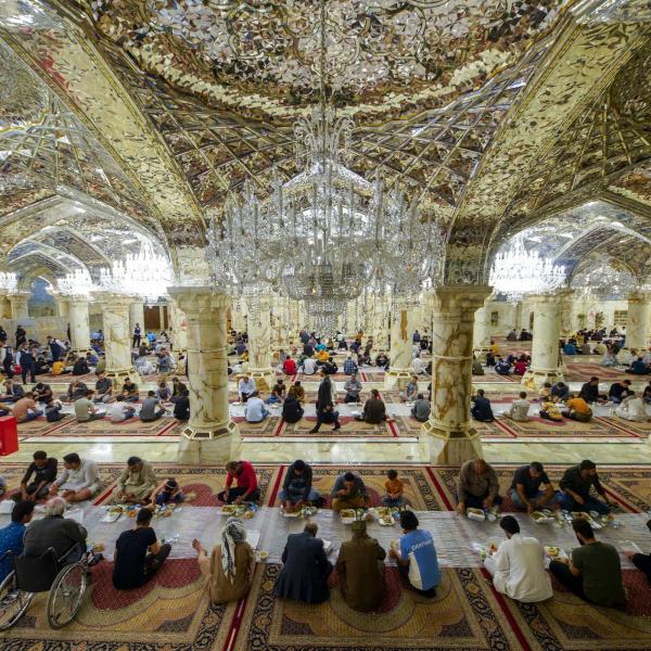 العتبة العلوية المقدسة تبدأ ببرنامج السفرة الرمضانية في رحاب مرقد أمير المؤمنين (عليه السلام)