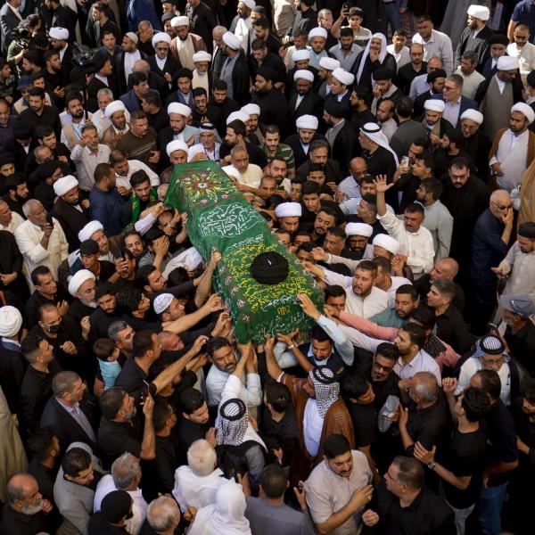تشييع مهيب لجثمان آية الله المحقق الكبير سماحة السيد محمد مهدي الخرسان في مرقد أمير المؤمنين (عليه السلام) 