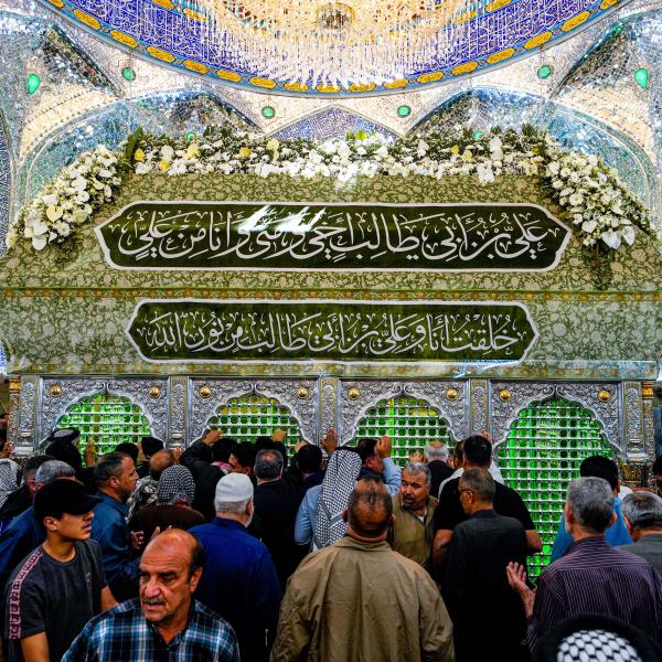 25 ألف وردة طبيعية تزيّن الحرم العلويّ الطاهر في ذكرى ميلاد كريم أهل البيت الإمام الحسن المجتبى (ع)