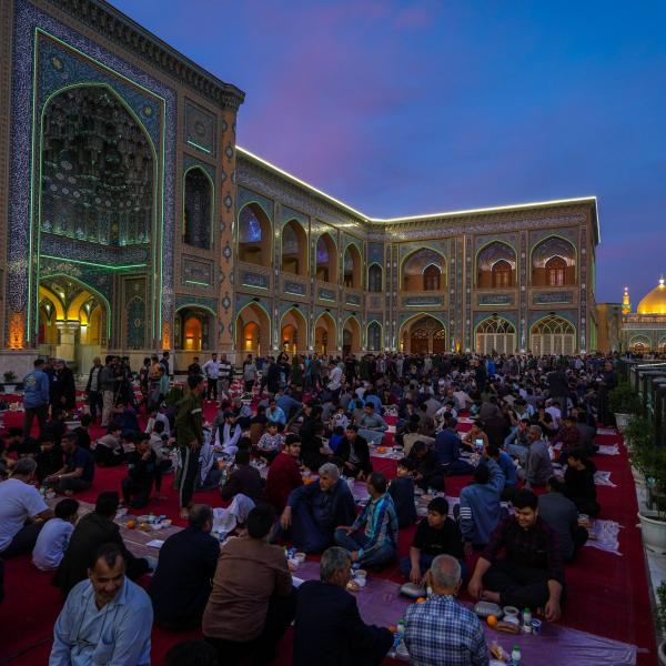 بمناسبة ذكرى ولادة الإمام الحسن (عليه السلام ) .. أكثر من 6 آلاف وجبة إفطار توزّع للزائرين في العتبة العلويّة المقدّسة 