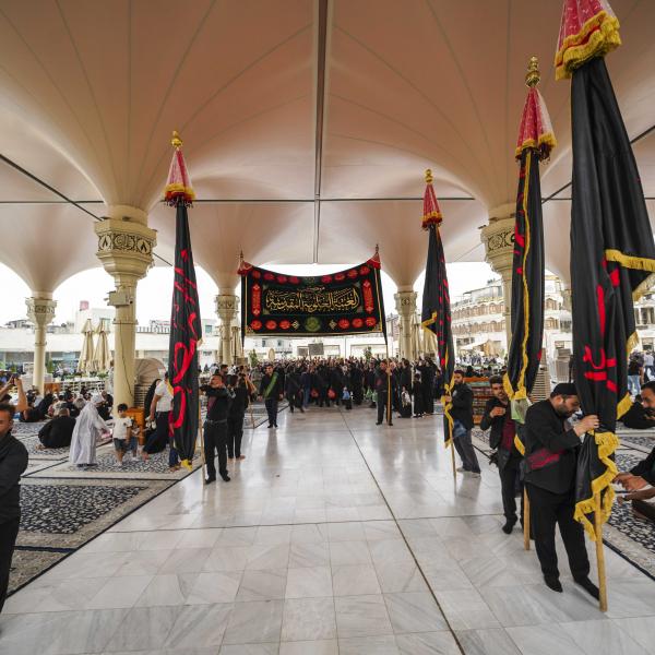 موكب خدم العتبة العلوية المقدسة يُشارك في إحياء ذكرى استشهاد الإمام الصادق (عليه السلام)