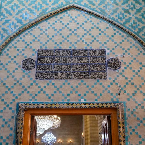 شاهد قبر عمره 670 عامًا : أثر حجري يوثّق الارتباط الروحي بالمرقد العلويّ المطهّر  