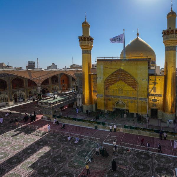 أكثر من 3000 متر مربع من السجّاد .. تغيير شامل لسجّاد صحن الإمام علي (عليه السلام ) لخدمة الزائرين