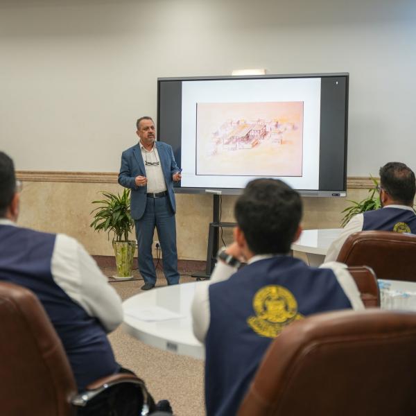 لتعزيز الوعي الثقافي والمعرفي لدى الخَدَم . . العتبة العلوية المقدسة تُنظِّم دورات تثقيفية حول معالم المرقد العلويّ الطاهر.