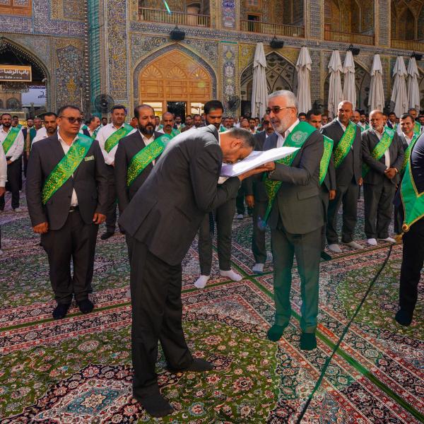 العتبة العلويّة المقدّسة تسلّم رايات الغدير لهيئات ومؤسّسات عراقية وعالمية