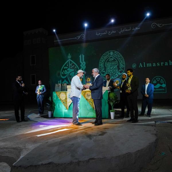 مع مسك ختامها .. الأمين العامّ للعتبة العلويّة يحتفي بكادر مسرحية (البيعة مع الحق)