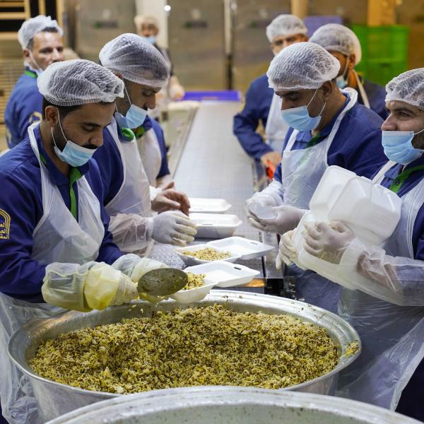 العتبة العلويّة المقدّسة تفتتح أولى مواقع الضيافة وتوزّع آلاف الوجبات لزوّار الأربعين