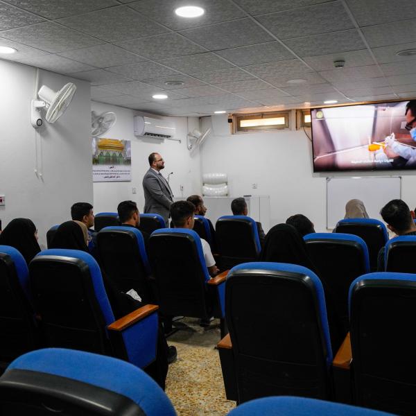 طلبة كلية الصيدلة في جامعة جابر بن حيّان يطّلعون على الخدمات البحثية والعلمية التطبيقية في مركز الأمين للأبحاث والتقانات الأحيائية