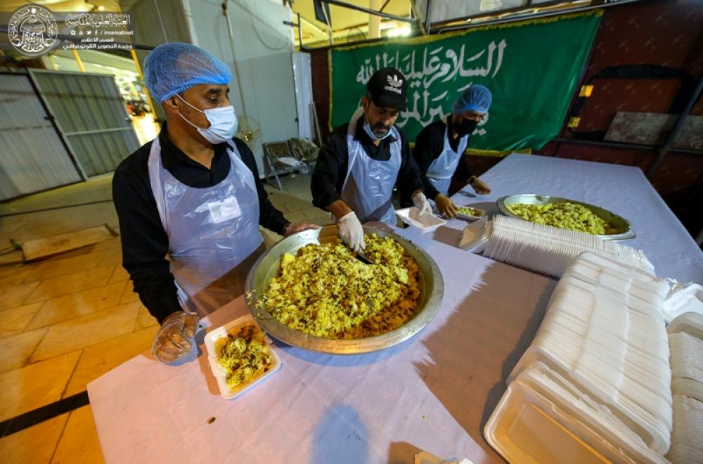 موكب (بطل خيبر) التابع الى العتبة العلوية يباشر بتقديم الخدمات لزائري أربعينية الإمام الحسين (ع)