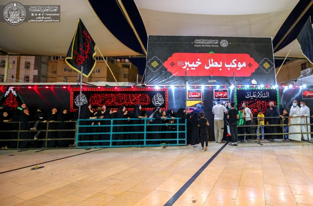 موكب (بطل خيبر) التابع الى العتبة العلوية يباشر بتقديم الخدمات لزائري أربعينية الإمام الحسين (ع)