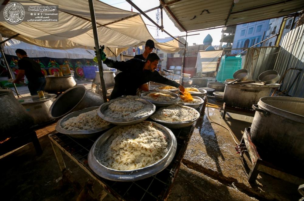 موكب (بطل خيبر) التابع الى العتبة العلوية يباشر بتقديم الخدمات لزائري أربعينية الإمام الحسين (ع)