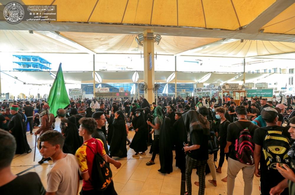 شاهد كيف بدت حركة الزائرين لمرقد أمير المؤمنين(ع) صباح اليوم قبل التوجه الى كربلاء المقدسة سيرا على الأقدام